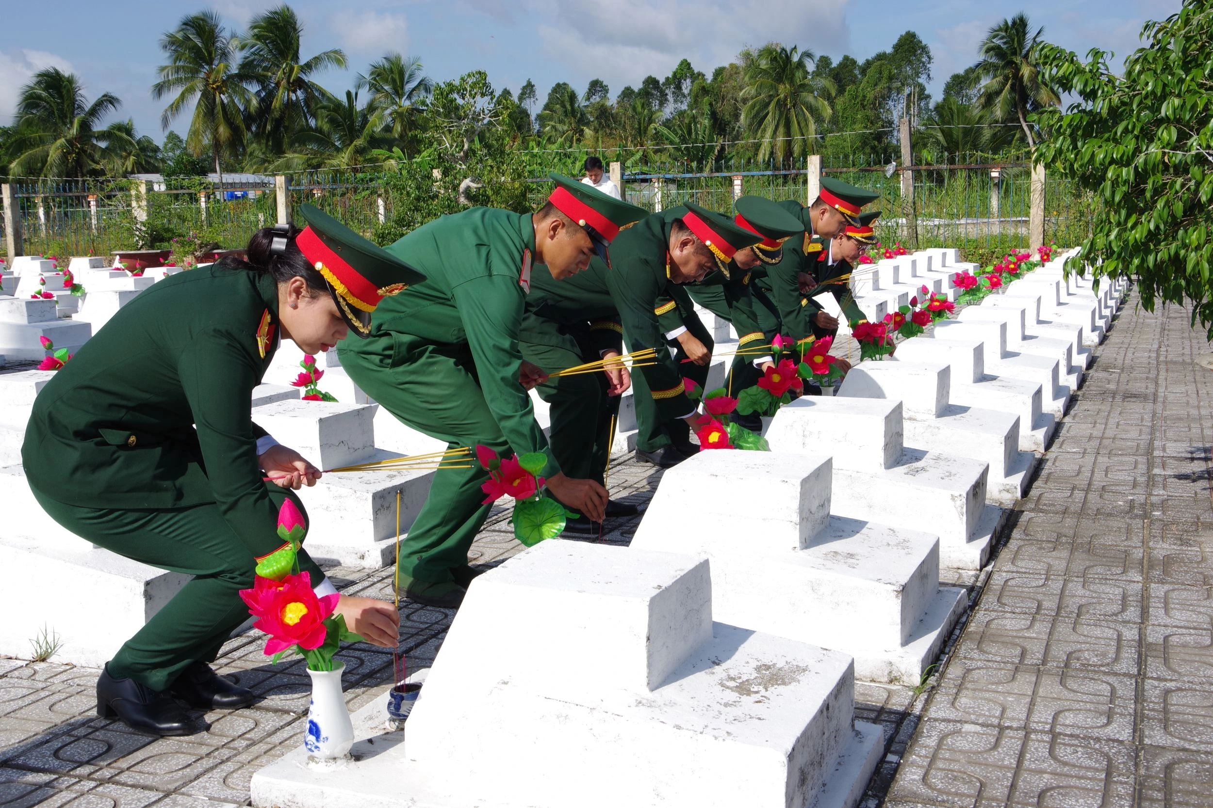 Viếng Nhà tưởng niệm và Nghĩa trang Liệt sĩ ở các địa phương